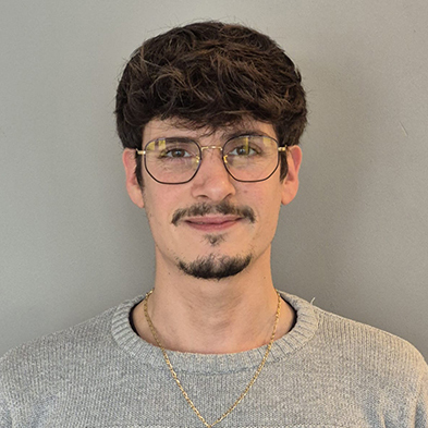 homme portant un appareil auditif